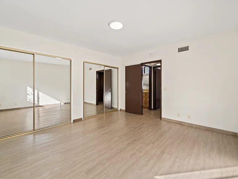1059 Grover Ave #D — Photo 9