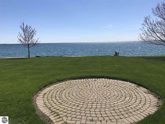 4th image of 1575 Douglas Dr