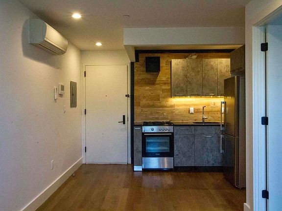 2nd image of 826 Saint Johns Pl #F4
