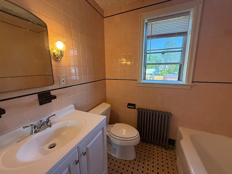 579 Center St #B5 — Photo 8