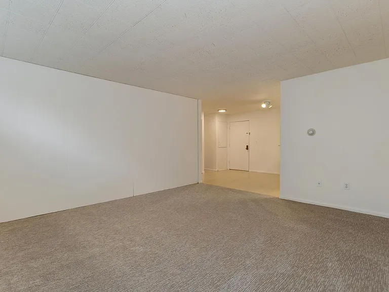 Seasons Apartments — Photo 24