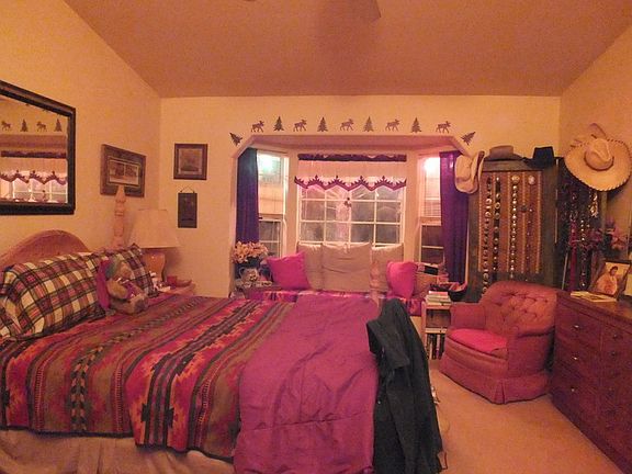 Master Bedroom : Spacious master bedroom has walk-in closet and bay window!