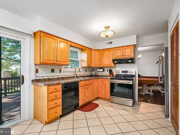 5th image of 109 N Dover Ct