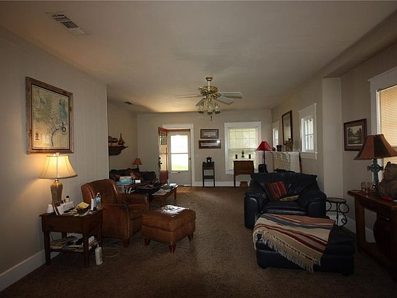 3rd image of 820 S Lindsay St