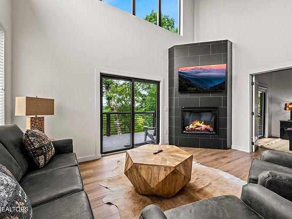 5th image of 422 Compass Point Way