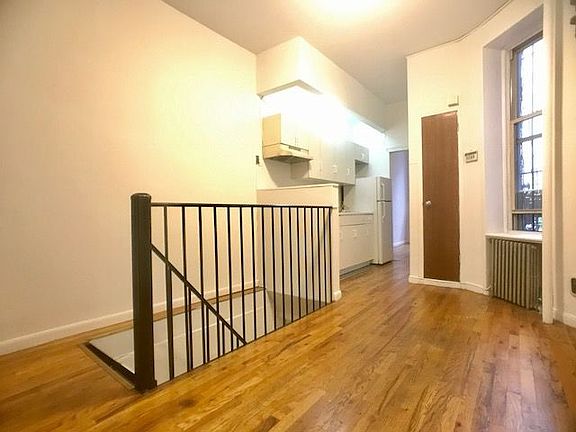 5th image of 205 W 20th St APT 1w