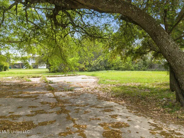 427 Sears Ave, Waveland, MS 39576