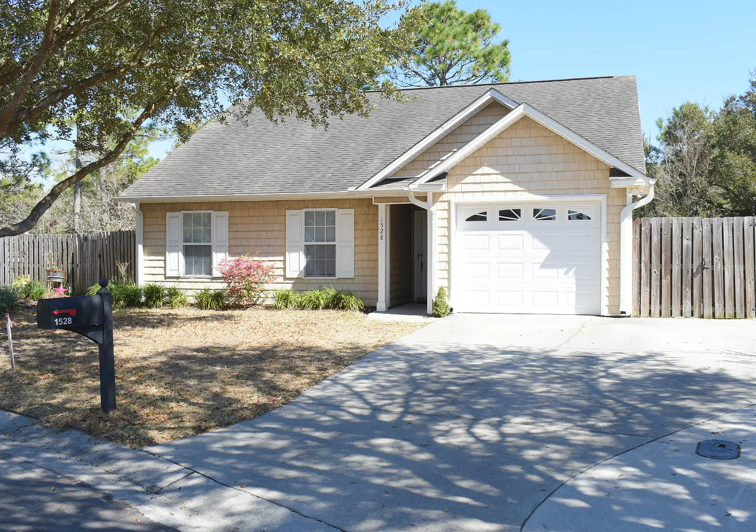 3 bed, 1178 sqft, $2,100 — Photo 1