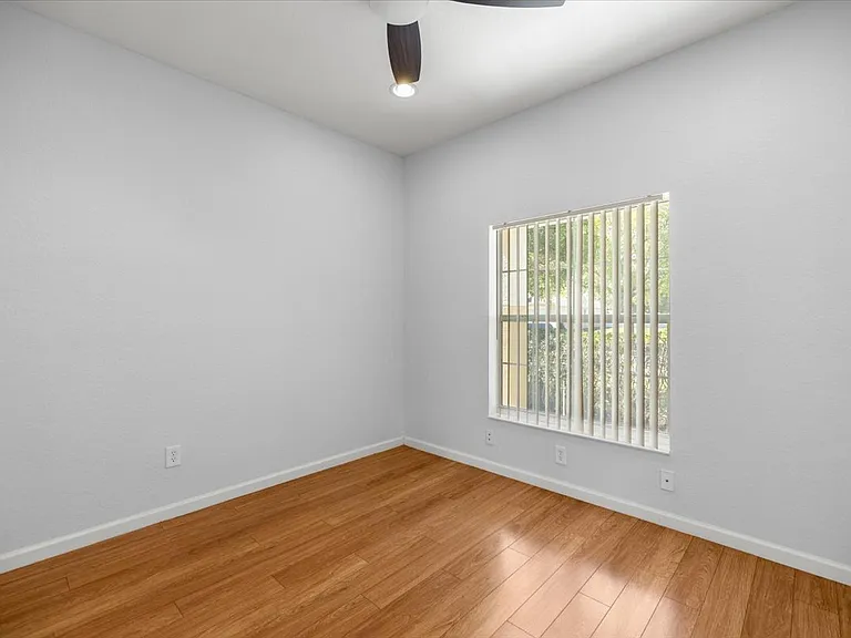 5073 SW 40th Pl — Photo 4