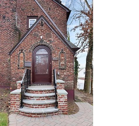 4th image of 584 Cumberland Ave