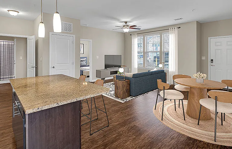 Retreat at Fremaux Town Center Apartments — Photo 8