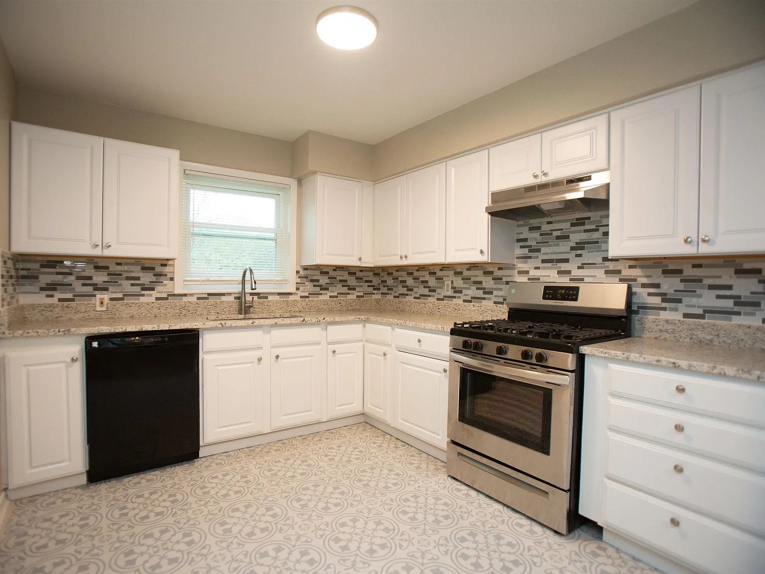 2 bed, 2.5 bath, 1375 sqft, $1,200 — Photo 4