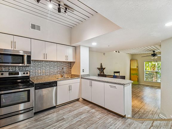 2nd image of 2440 W Horatio St #102