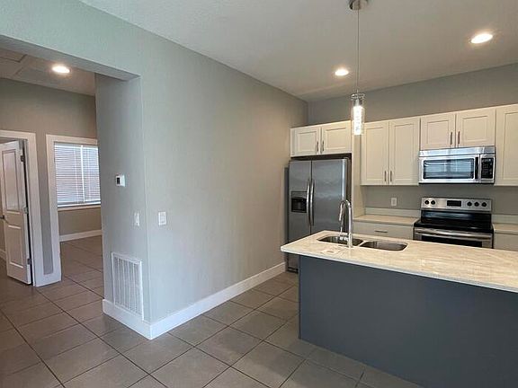 5th image of 209 Bedford Dr