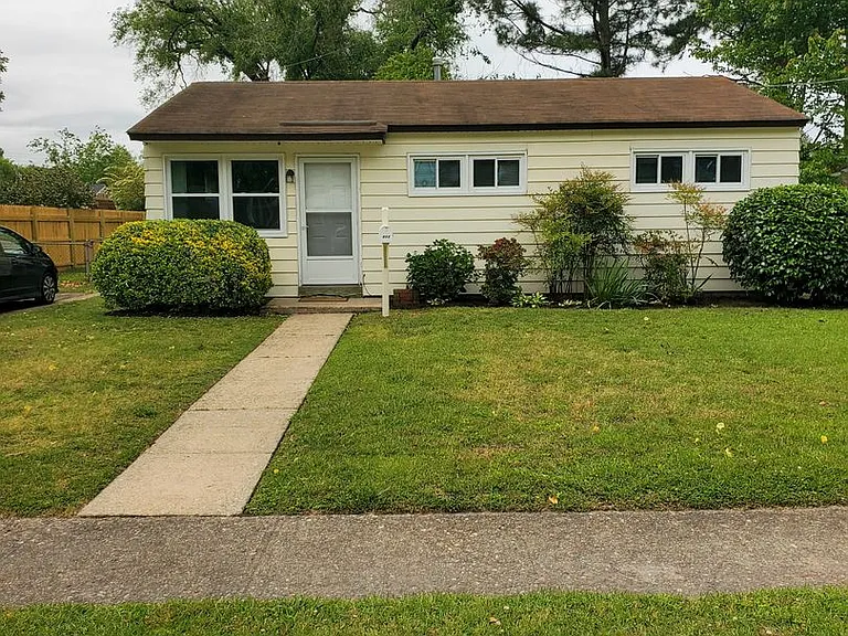 411 Gloucester Ave — Photo 1