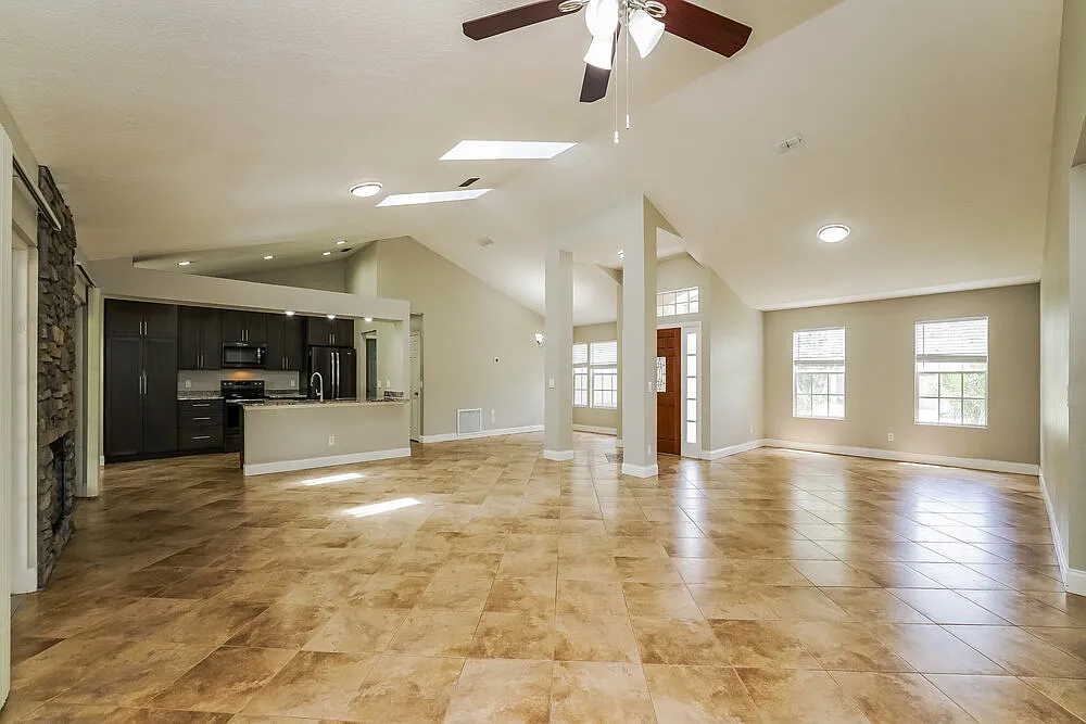 3 bed, 2.0 bath, 2094 sqft, $4,320 — Photo 4