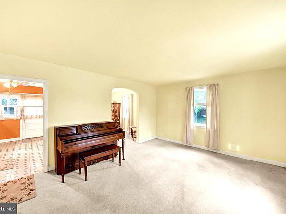 5th image of 824 Wicklow Rd