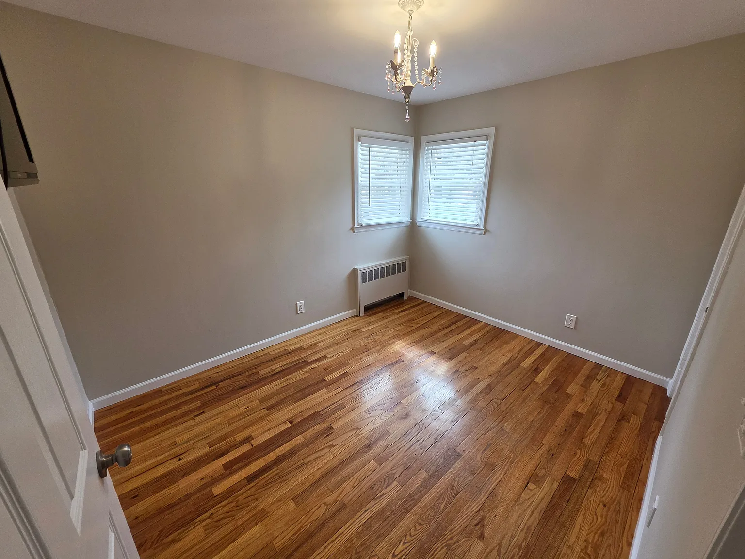 3 bed, 1.0 bath, 1100 sqft, $4,300 — Photo 4