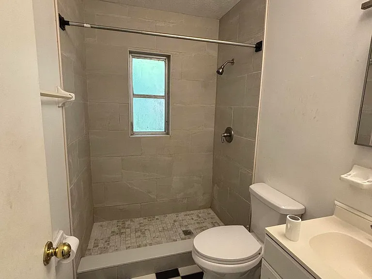 1514 W 5th St — Photo 3