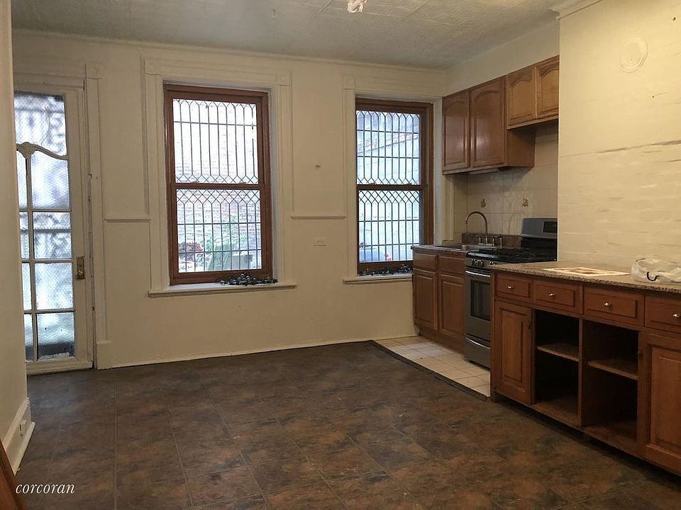 2nd image of 29 Mount Morris Park W #Garden