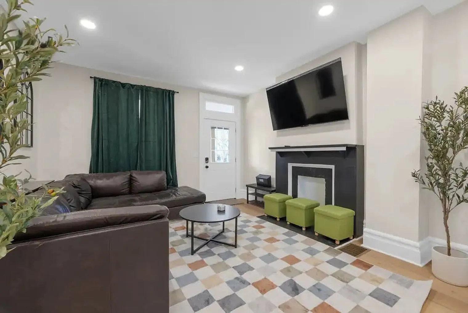 3 bed, 3.0 bath, 1593 sqft, $4,568 — Photo 2