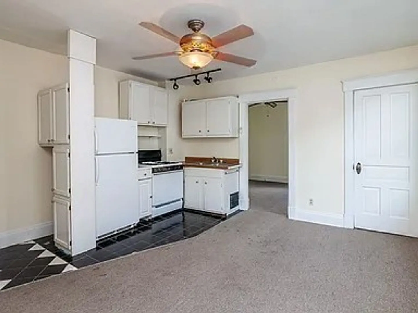 4 bed, 1.0 bath, 2000 sqft, $1,899 — Photo 3