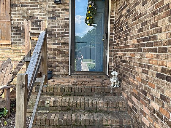 2nd image of 201 Kenilworth Dr