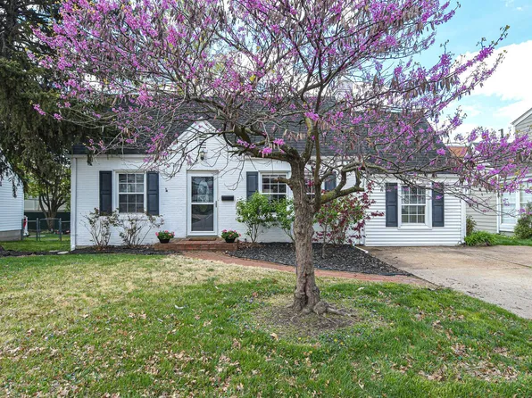 10 Stratford Ln, Saint Louis, MO 63144