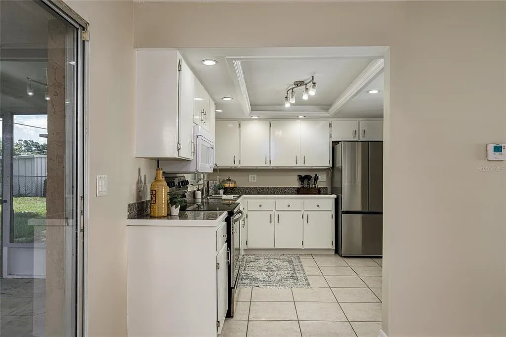 3 bed, 2.0 bath, 1188 sqft, $2,100 — Photo 3