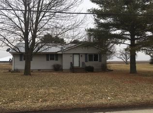 66 Front St, Hume, IL 61932