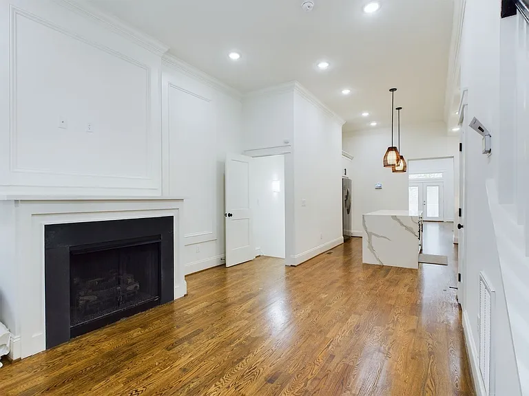 2515 E Franklin St — Photo 5