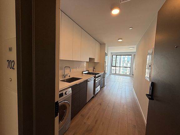 4th image of 1433 Bush St #702