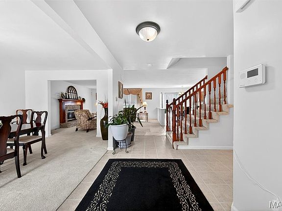 3rd image of 19 Jost Manor Ct
