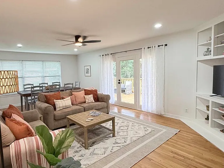 2216 Crestwood Dr — Photo 5