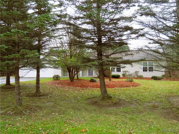 1657 S Creek Rd, Derby, NY 14047