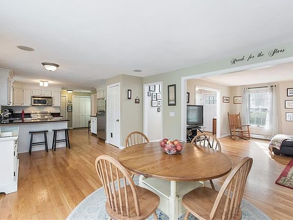 4th image of 210 Cowesett Green Dr