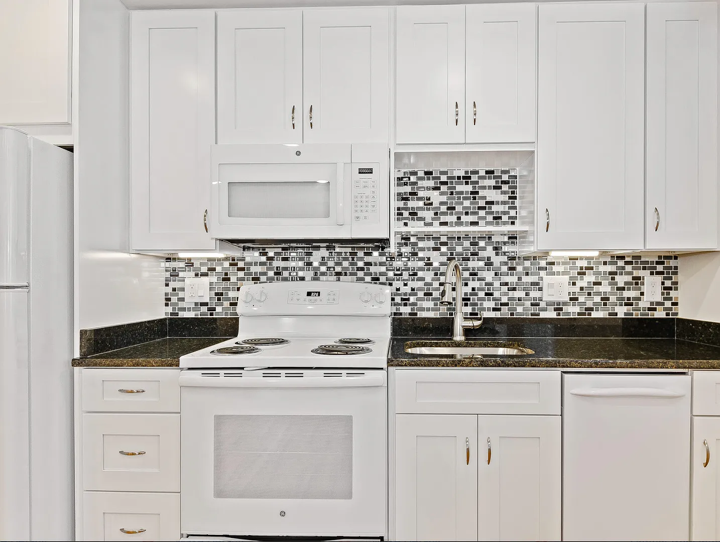 The Marie Condominums — Photo 2