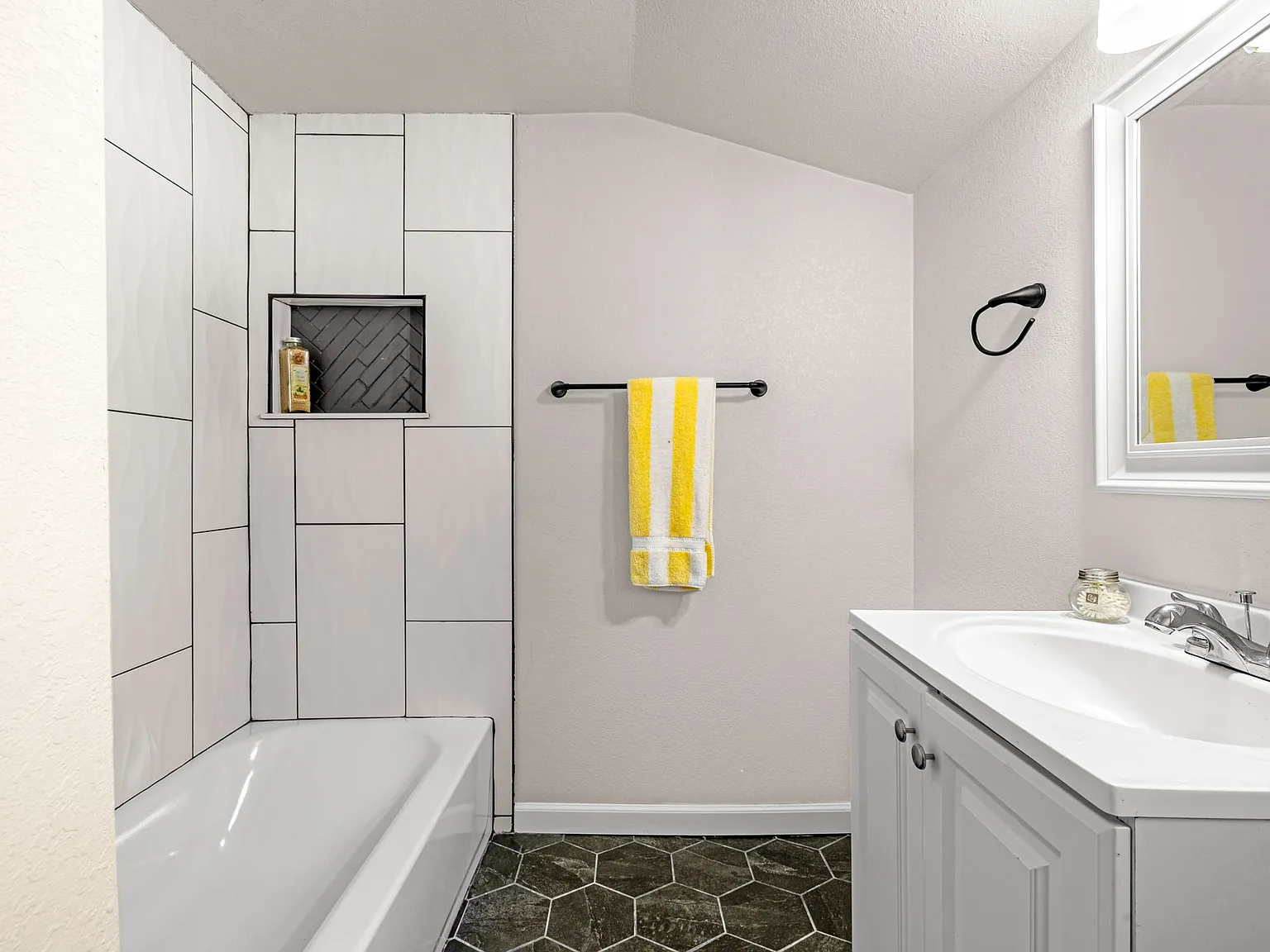 2 bed, 941 sqft, $2,000 — Photo 2