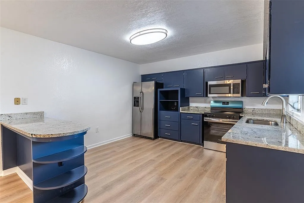 3 bed, 2.0 bath, 1400 sqft, $1,995 — Photo 3
