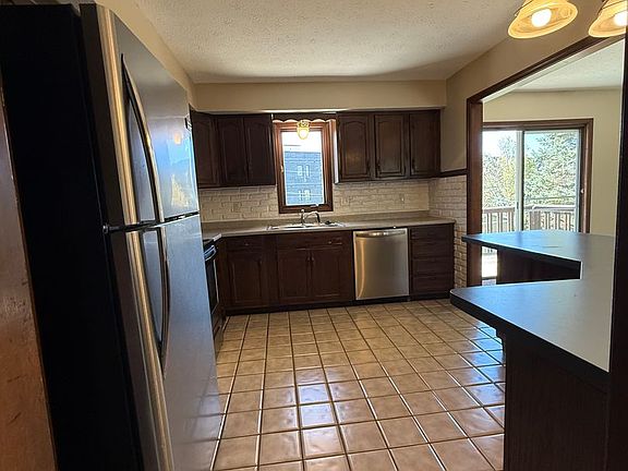 5th image of 4445 N Deer Park Dr