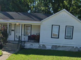 933 E Clinton St, Freeport, IL 61032