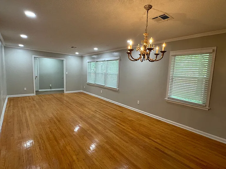 2434 Oxford Dr — Photo 6