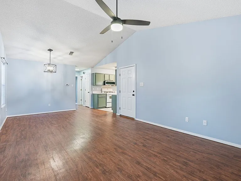 1201 Copper Creek Dr — Photo 4