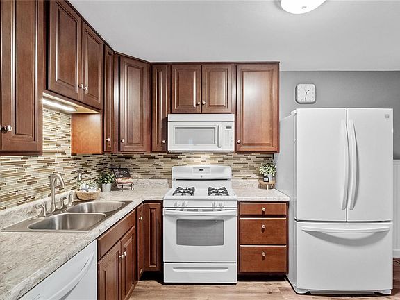 2nd image of 2475 S Park Ln
