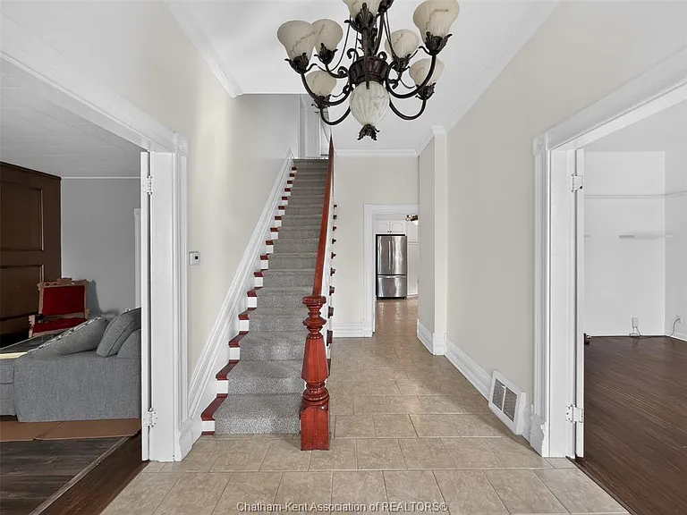 598 Park Ave W — Photo 2