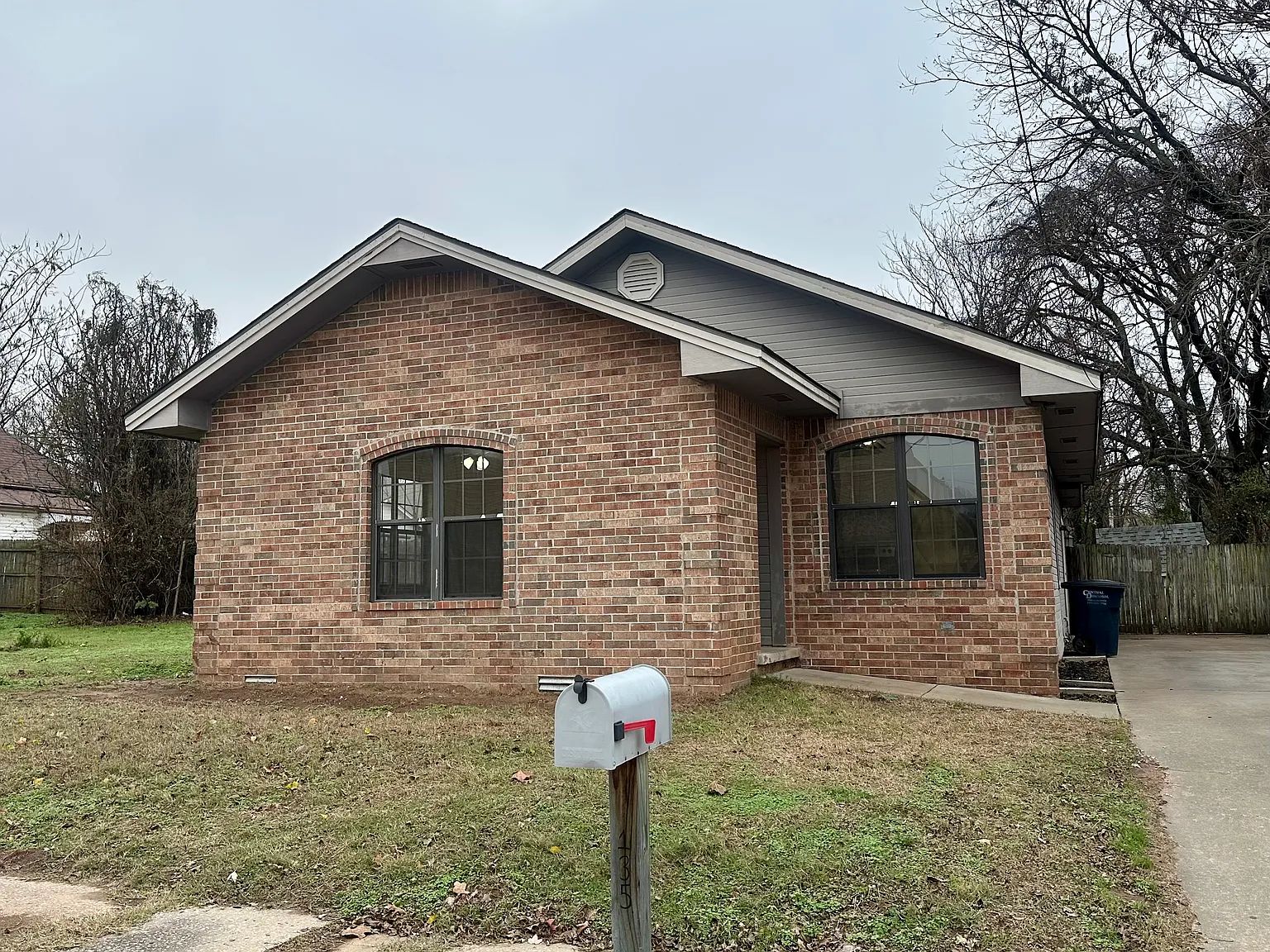 3 bed, 836 sqft, $1,000 — Photo 2