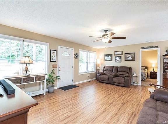 3rd image of 5426 Chestnut Dr