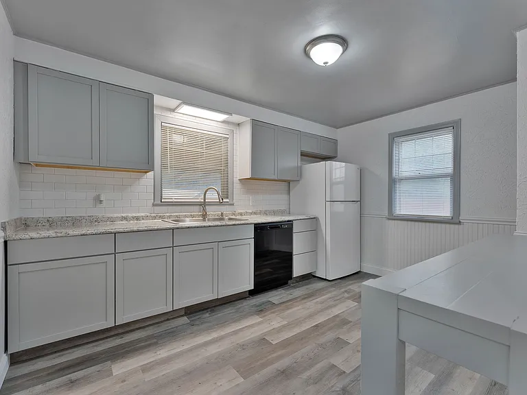 1539 Weston Ave — Photo 9