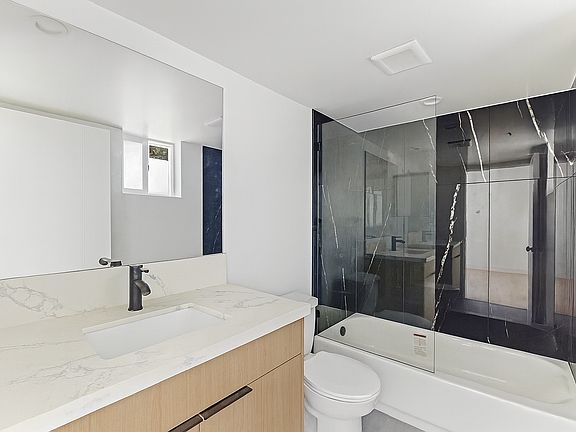 4th image of 4513 Rosewood Ave #1