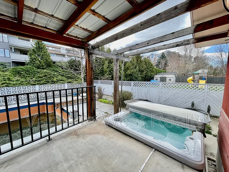 1319 Kelglen Cres #A — Photo 31